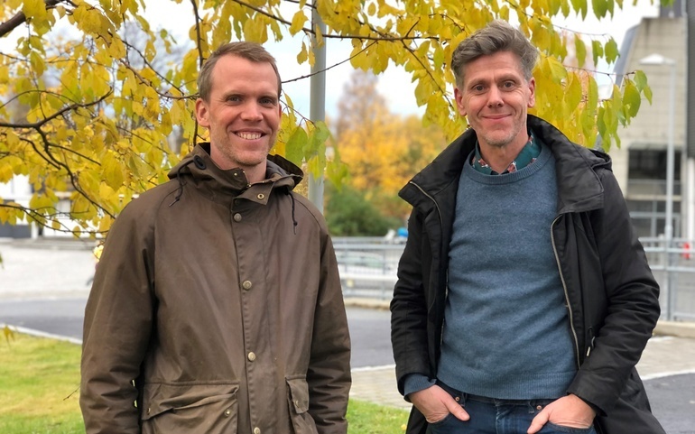 Mathias Estensen og Petter Dahle smilende utendørs.